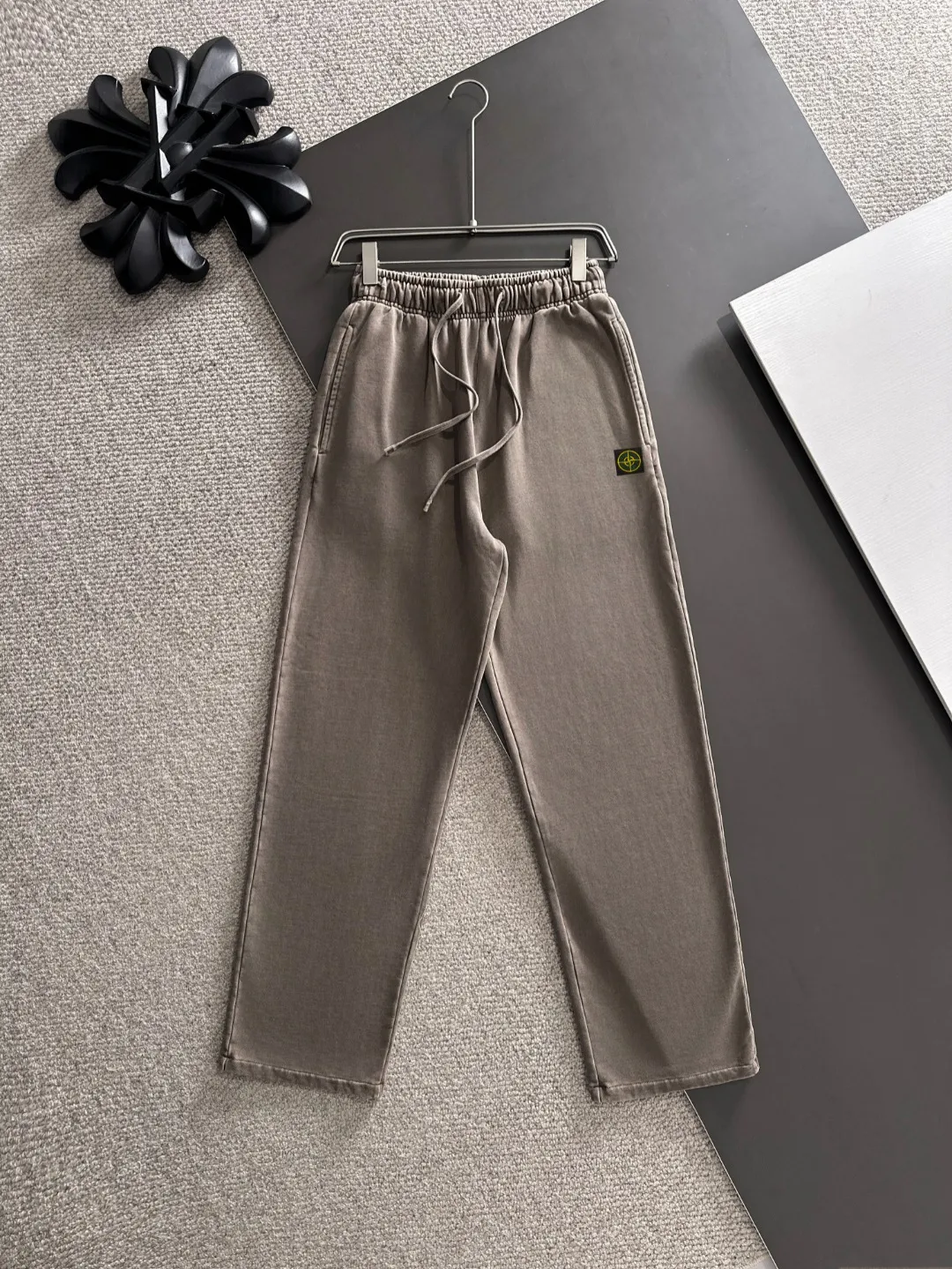 Next day shipment P360 Stone lsland/Stone Island Exclusively launches 25ss autumn and winter new high-quality trousers. Compare real-life details at will. Craftsmanship that ordinary small workshops cannot copy. Top-level ZP development. Unique imported fabric feel. Purely imported German machine production. Precision operation. Ten thousand needle density. A pair of trousers with rich details. You can see the development strength. A full set of new accessories are customized simultaneously. Simple yet elegant. Soft, delicate and comfortable. The upper body is versatile and fashionable. A perfect choice for autumn and winter. A must-have item. Loose fit. Please refer to the size chart when placing an order: S to XXL (or state your height and weight when placing an order)